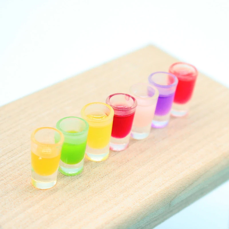 Accessori per Modellini di Scene di Gioco: Set di 7 Bottiglie Miniatura di Succo; Decorazioni per Casa delle Bambole con Tazze Colorate per Bevande alla Frutta in Miniatura