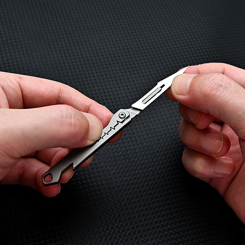 Imagem -03 - Mini Titanium Alloy Abridor de Garrafas Faca Dobrável Faca Portátil Bisturi Sobrevivência ao ar Livre Camping Ferramenta Edc 10 Blade G10 Handle
