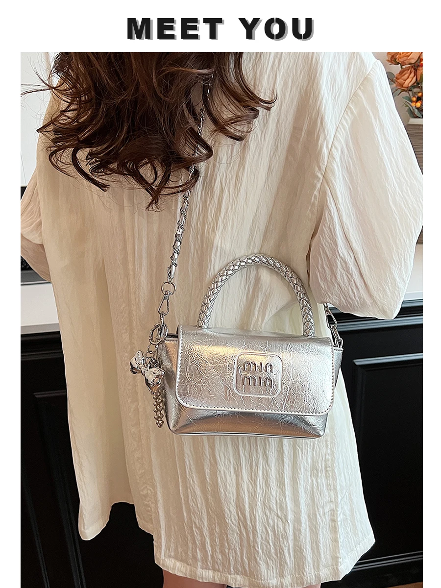 

Популярная в этом году высококачественная модная серебряная масляная восковая кожаная портативная маленькая квадратная сумка, новая женская сумка-мессенджер на одно плечо с цепочкой