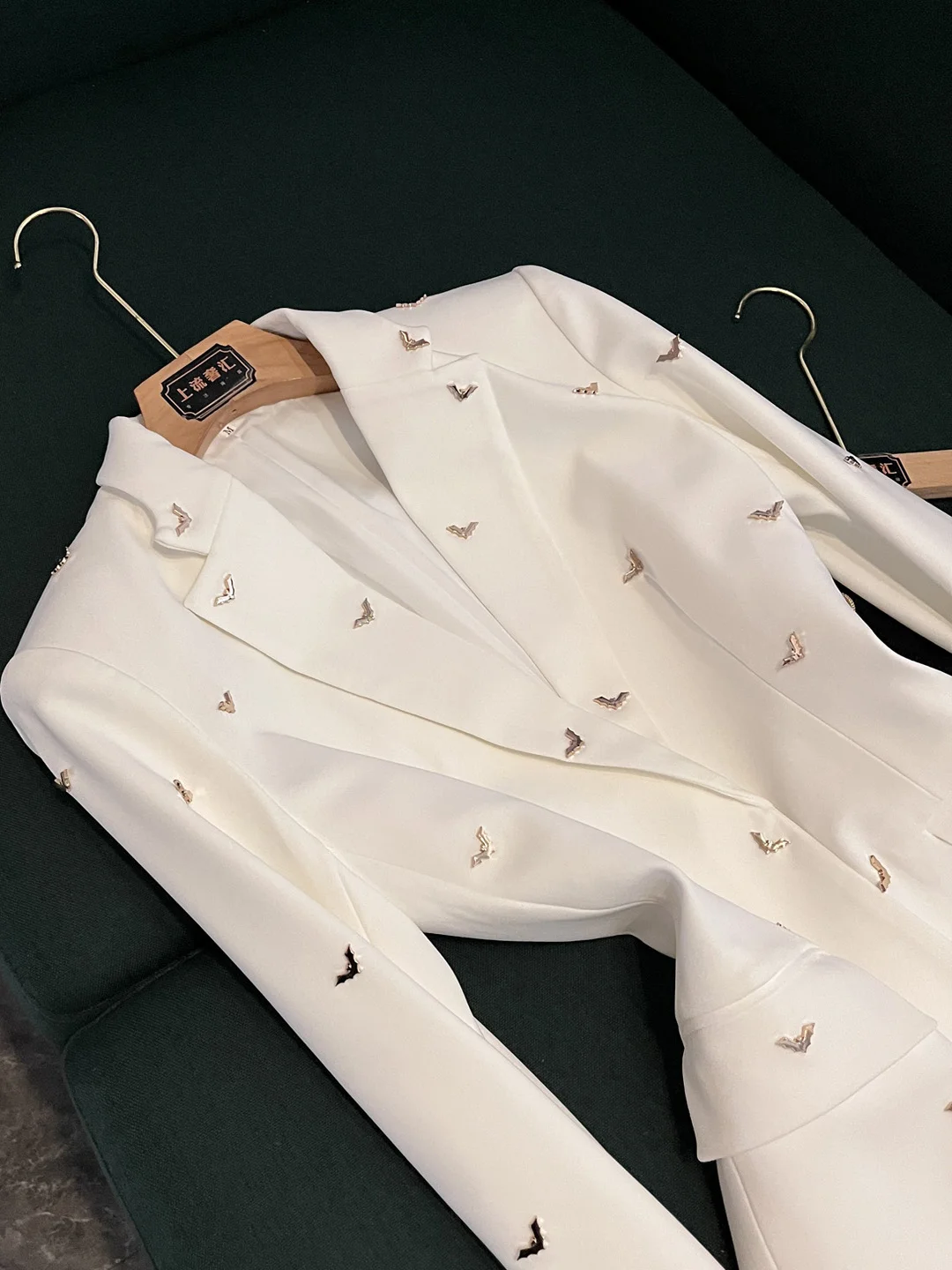 Ele Design or décoré coupe ajustée longueur Midi chauve-souris perle Jaet Sli trajet vent femme Faion A30