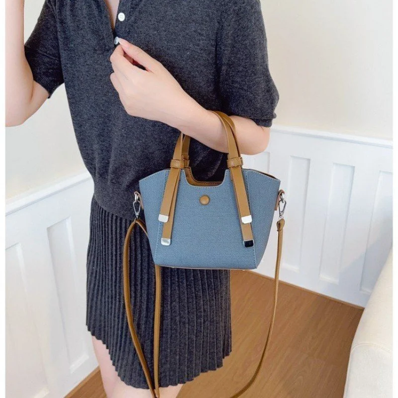 

Модная элегантная большая сумка с модным дизайном и буквенным логотипом идеально подходит для повседневного отдыха и суперзвезды