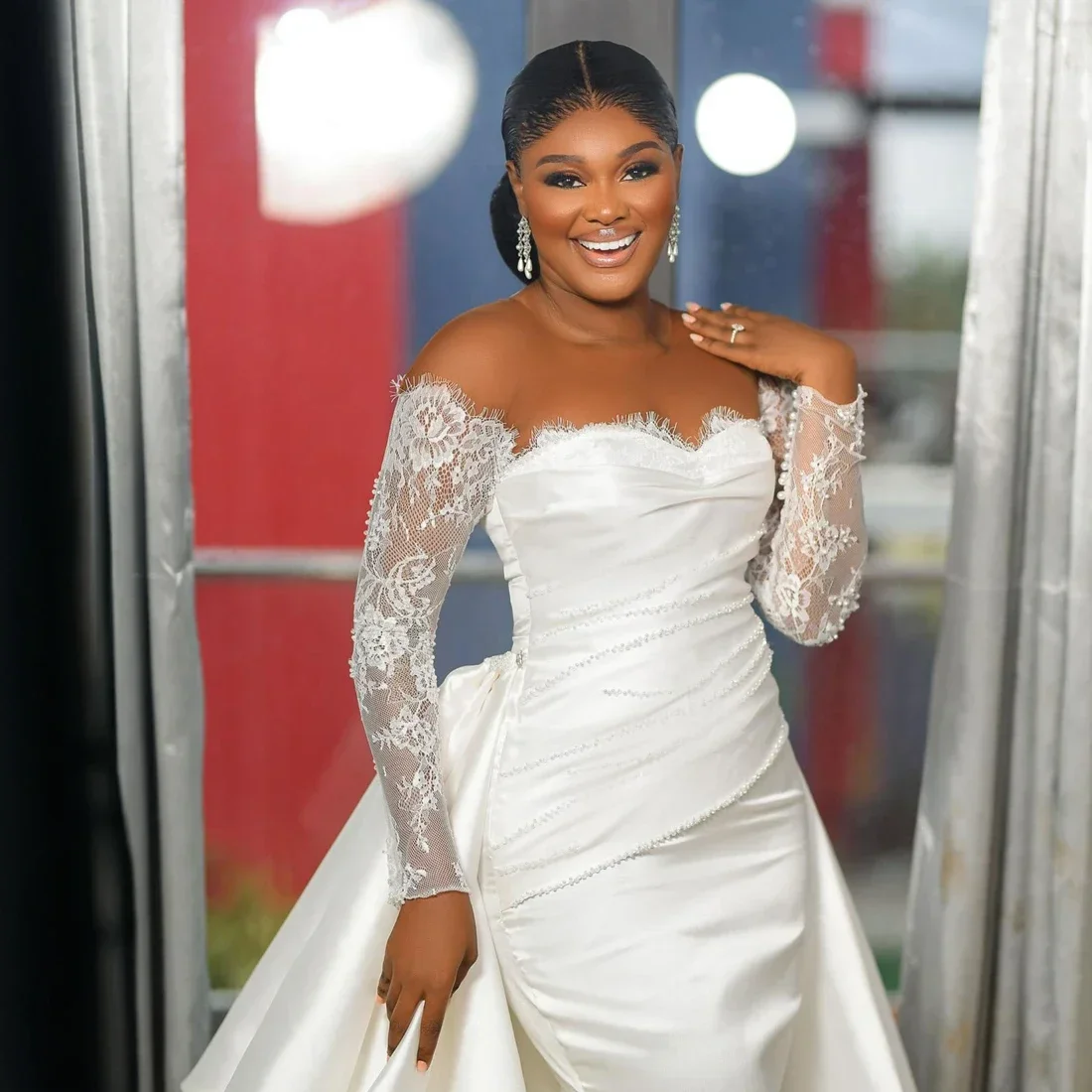 

Customize Scoop Neck Satin Wedding Dress With Detachable Train Off The Shoulder Lace Long Sleeves Beach Bridal Gowns