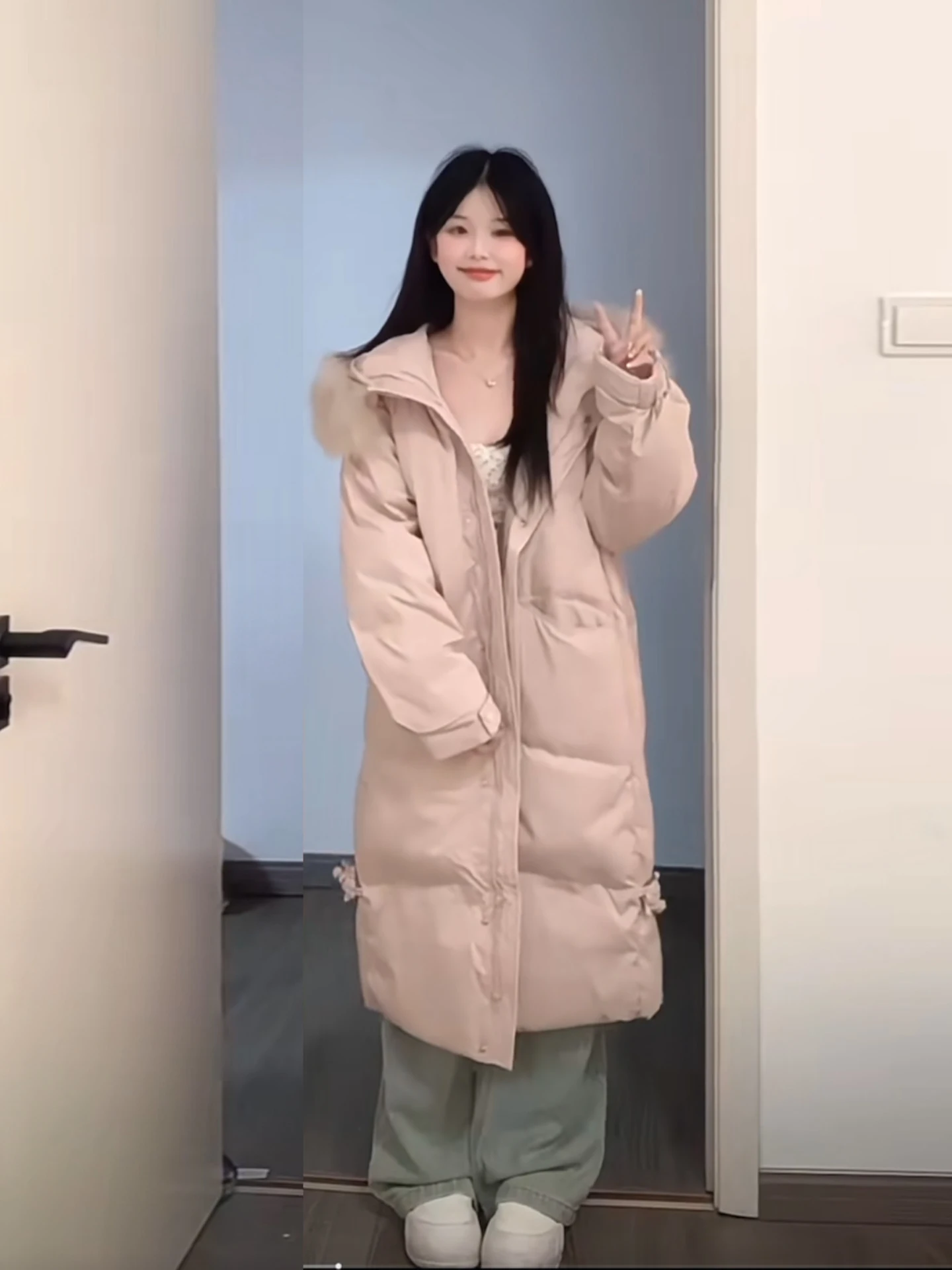 

Розовая длинная женская зимняя куртка-пуховик выше колена с воротником из искусственного меха, свободного кроя, в корейском стиле, на молнии, из полиэфирного волокна