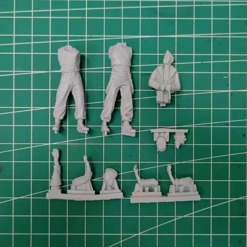 1/35 Scale Die Cast Resin Figure Assembled Model Kit History Hobby Miniature Tank Soldier 3 Unassembled and Unpainted DIY Toys