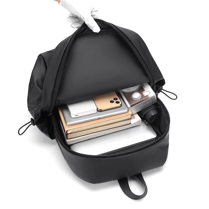 حقيبة ظهر كاجوال للرجال ذات سعة عالية وبسيطة ومتينة من جلد البولي يوريثان وخفيفة الوزن للرجال حقيبة ظهر مريحة للوصول إلى USB مرة أخرى