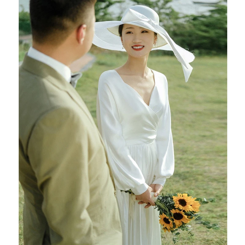 2022 Elegant Sweep Trein Franse Zijde Satijn Vintage Lange Mouwen V-hals A-lijn Backless ウエディングドレス Trouwjurk Jurk Bridal