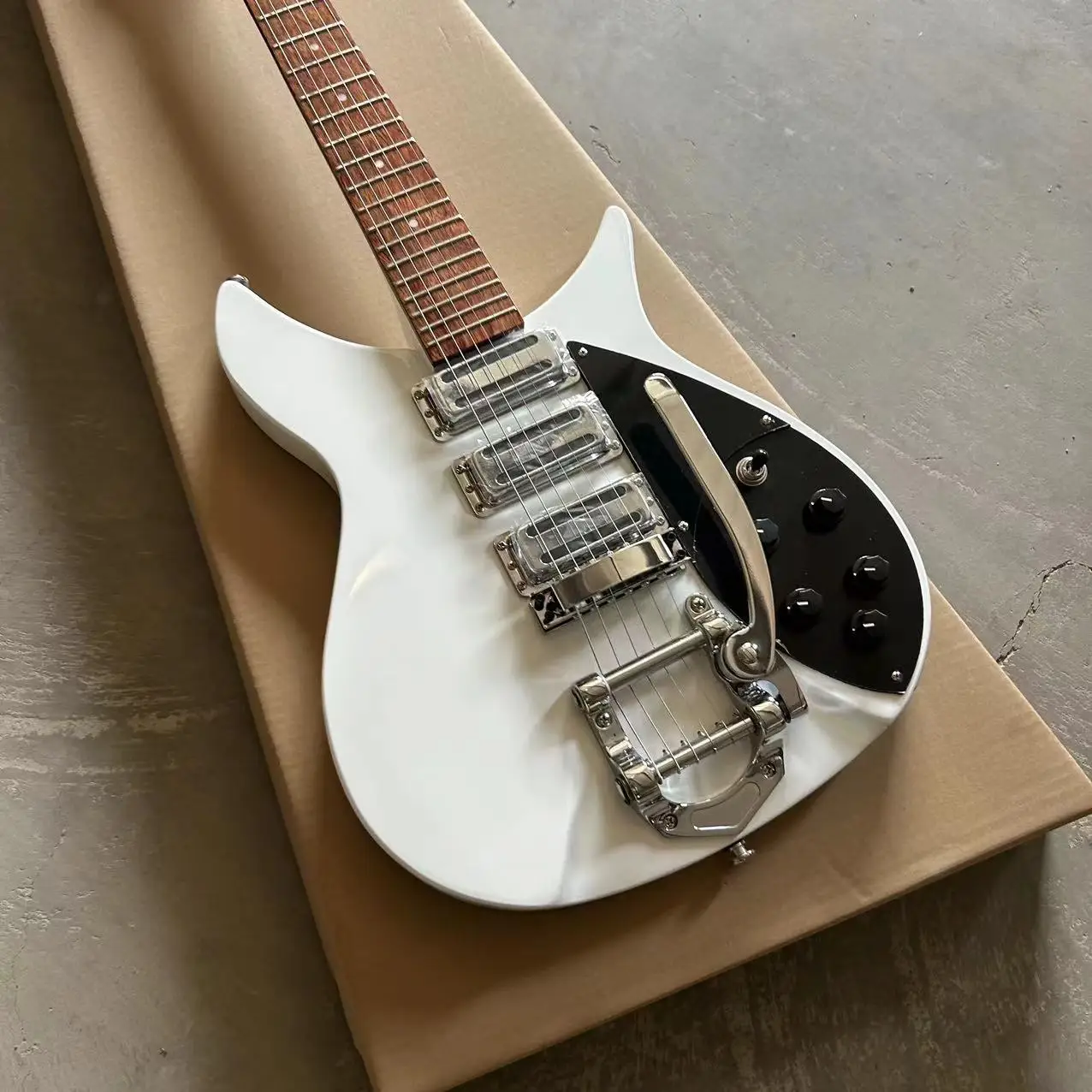 325 جيتار كهربائي أبيض، جسم الزيزفون، اهتزاز الجاز، أسود، لوحة أصابع من خشب الورد، 21 قطعة #2