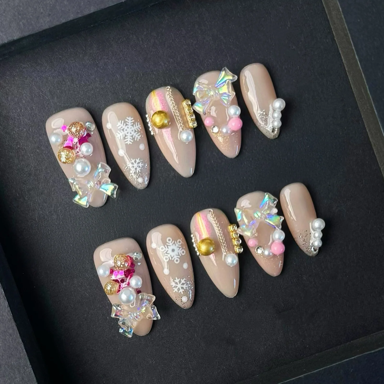 

10 шт., белые снежинки, миндаль, пресс для ногтей, блестящие банты, жемчужный декор, накладные ногти, светло-розовый миндаль, рождественские накладные ногти ручной работы