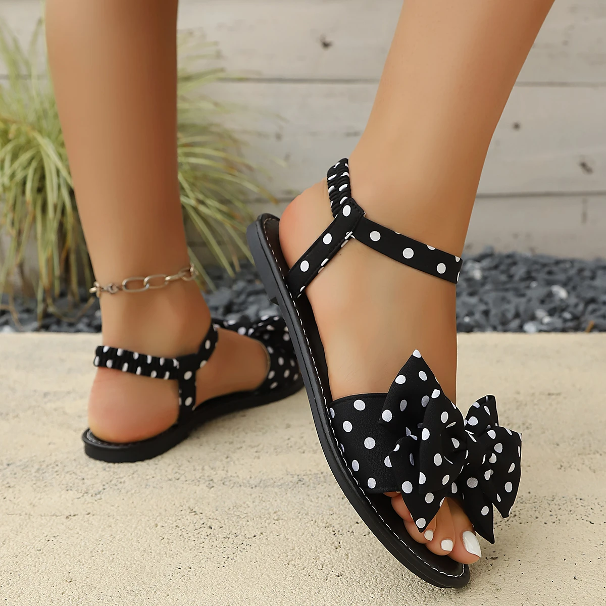 Sommerliche elegante runde Schmetterlings-Schleifen-Sandalen mit Polka Dots, sexy flache Sandalen, modische, meistverkaufte neue bequeme Damenschuhe in großen Größen – Detail 4