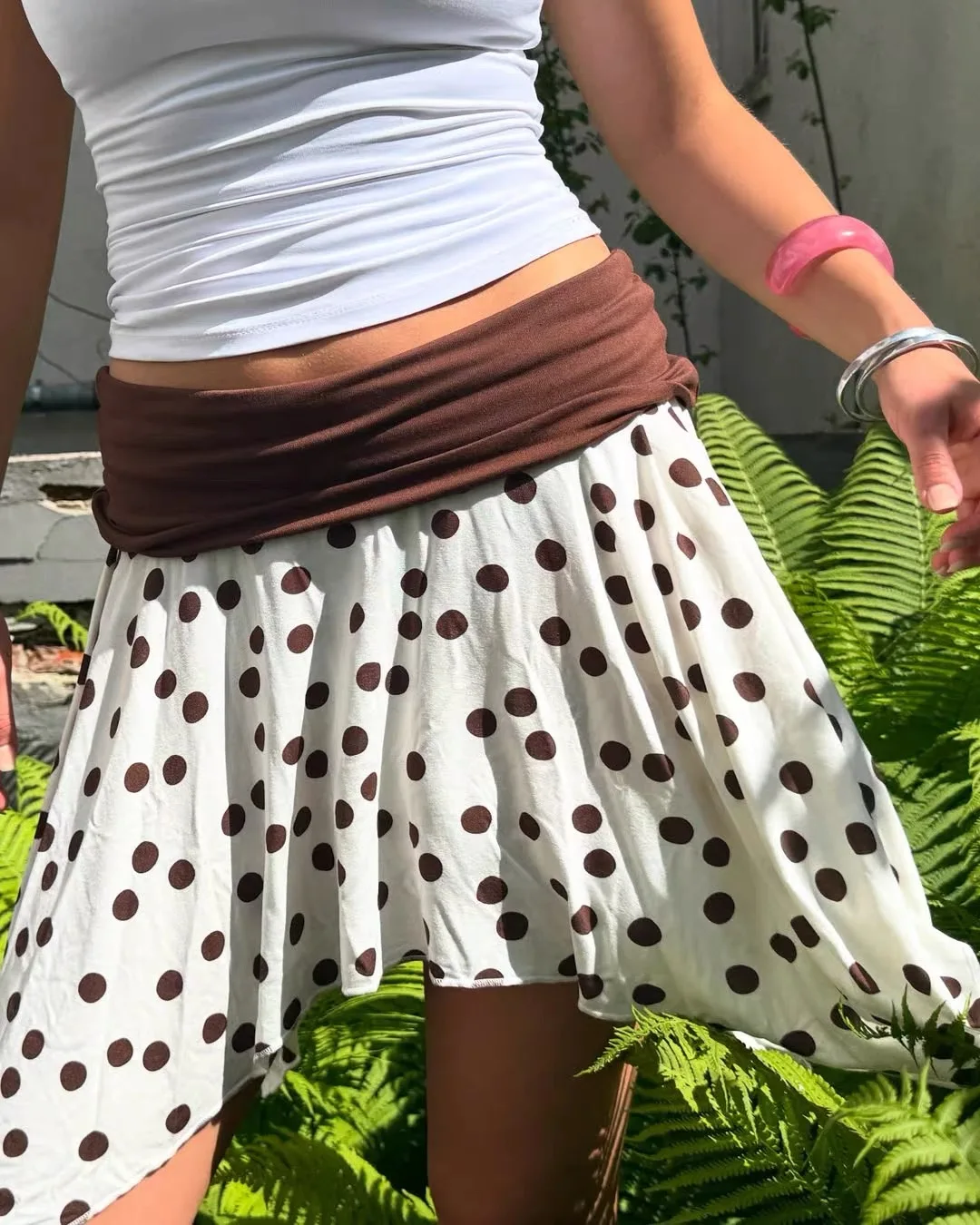 

Коричневая юбка в горошек Susmie, неровный подол и короткая юбка контрастного цвета.