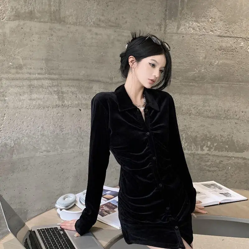 見事なプリーツブラックスリムフィットベルベットシャツ女性の秋冬の新しいスタイルレトロ香港風味ミッドレングススモールシャツトップ