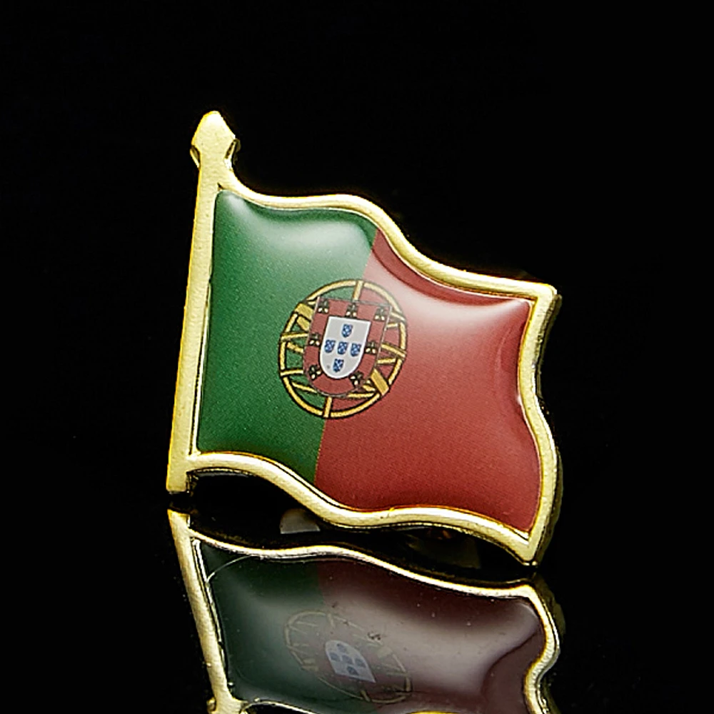Рисунок 3 - Эмалированный значок с португальским флагом