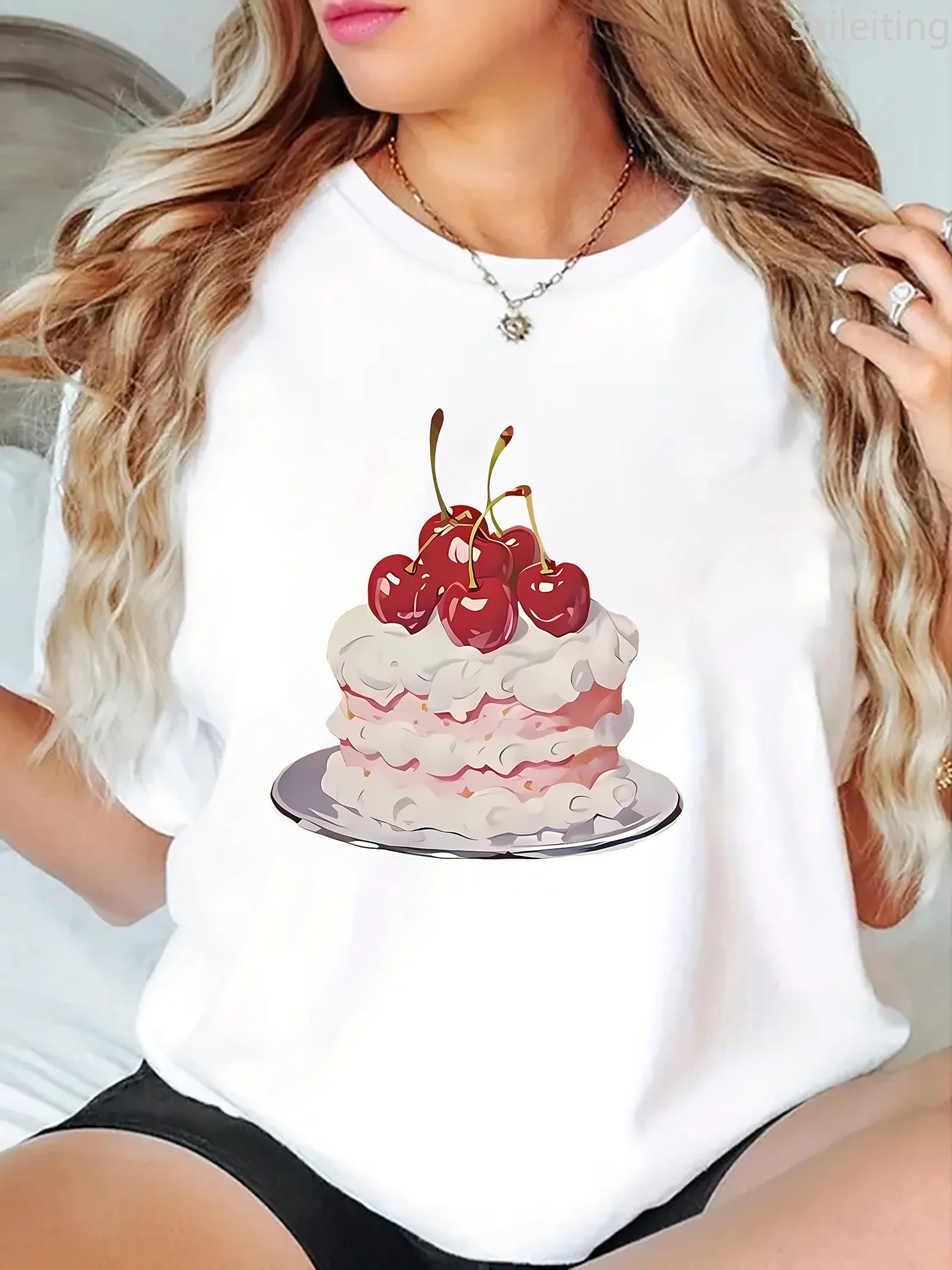 เสื้อผ้าไซส์ใหญ่สำหรับผู้หญิง สไตล์ฮาราจูกุ แขนสั้น ลายเค้กเชอร์รี่ คอกลม แขนสั้นลำลอง สไตล์สปอร์ต คอกลมแขนสั้น