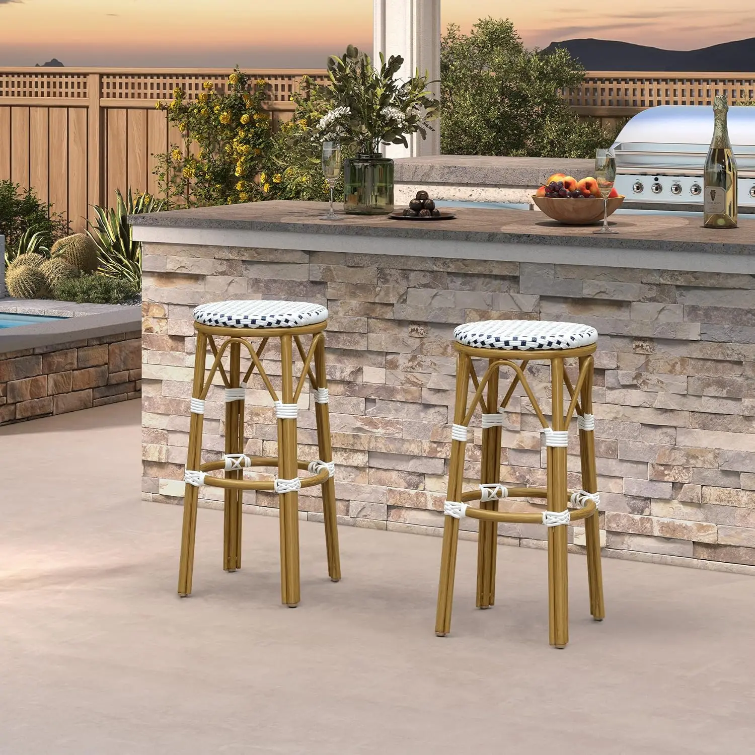 

Набор круглых барных стульев для улицы, состоящий из 2-х барных стульев с открытой спиной для патио, алюминиевый каркас с бамбуковой отделкой белого и синего цвета, по индивидуальному заказу