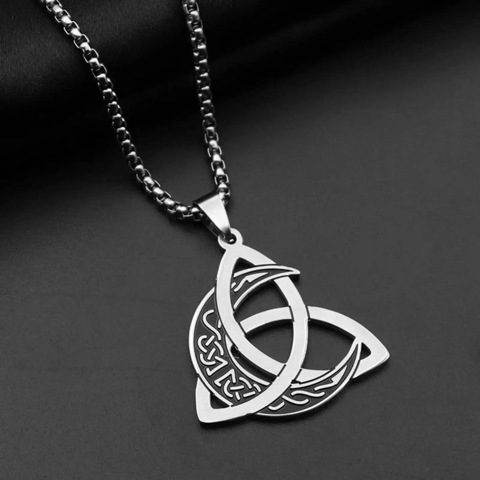 Edelstahl Halskette mit keltischem Dreifachknoten und Mond, Damen Herren Amulett, irisches Symbol, Schmuck, Geschenk – Detail 3