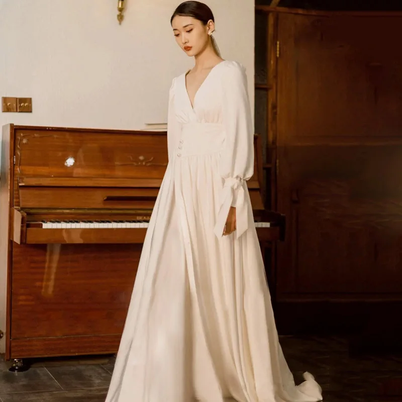 French light wedding dress 2024 new bride simple satin travel photography temperament thin out small trailing dress