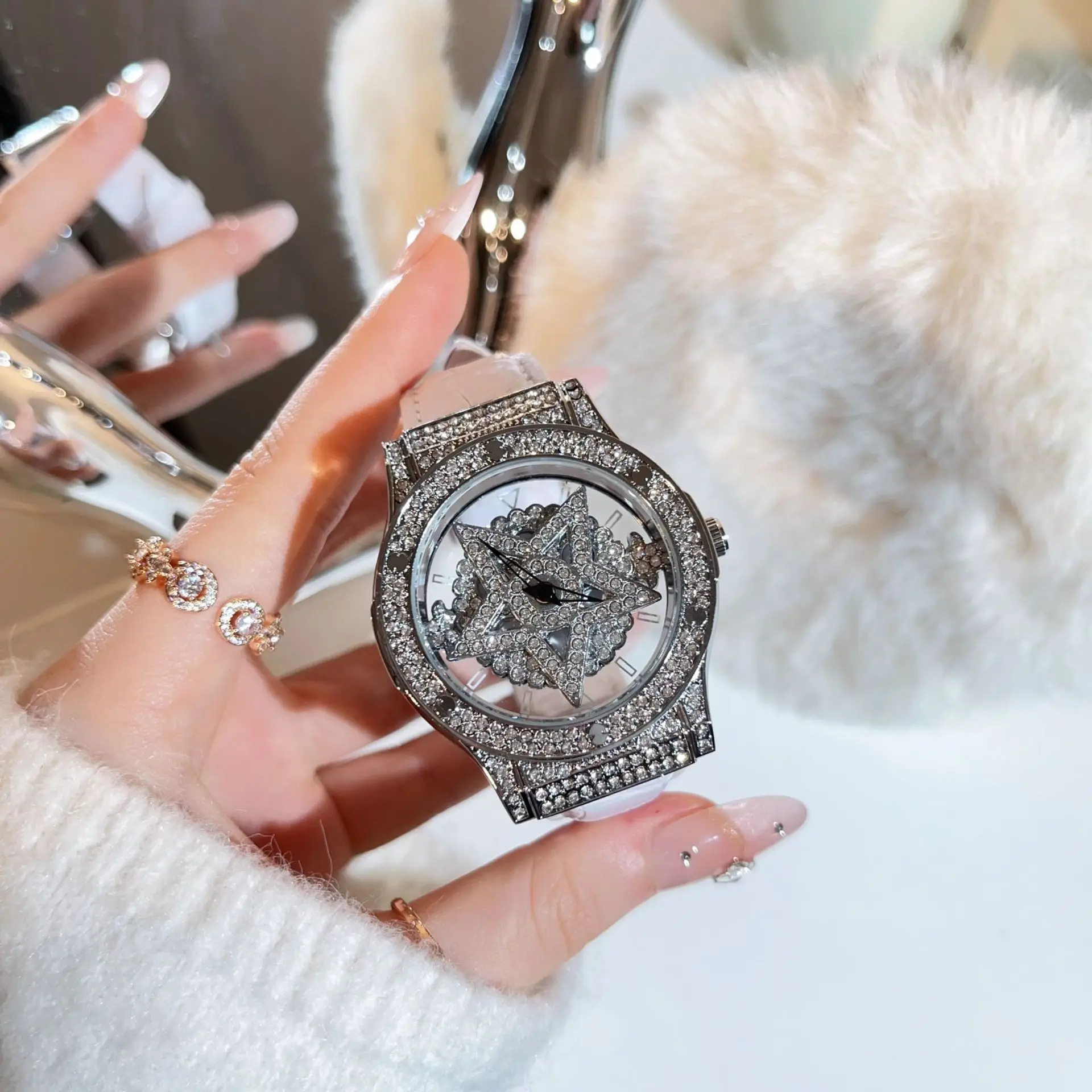 ساعة كوارتز نسائية مستوحاة مرصعة بالألماس المتلألئ، ساعة نسائية أنيقة بحزام جلدي أبيض