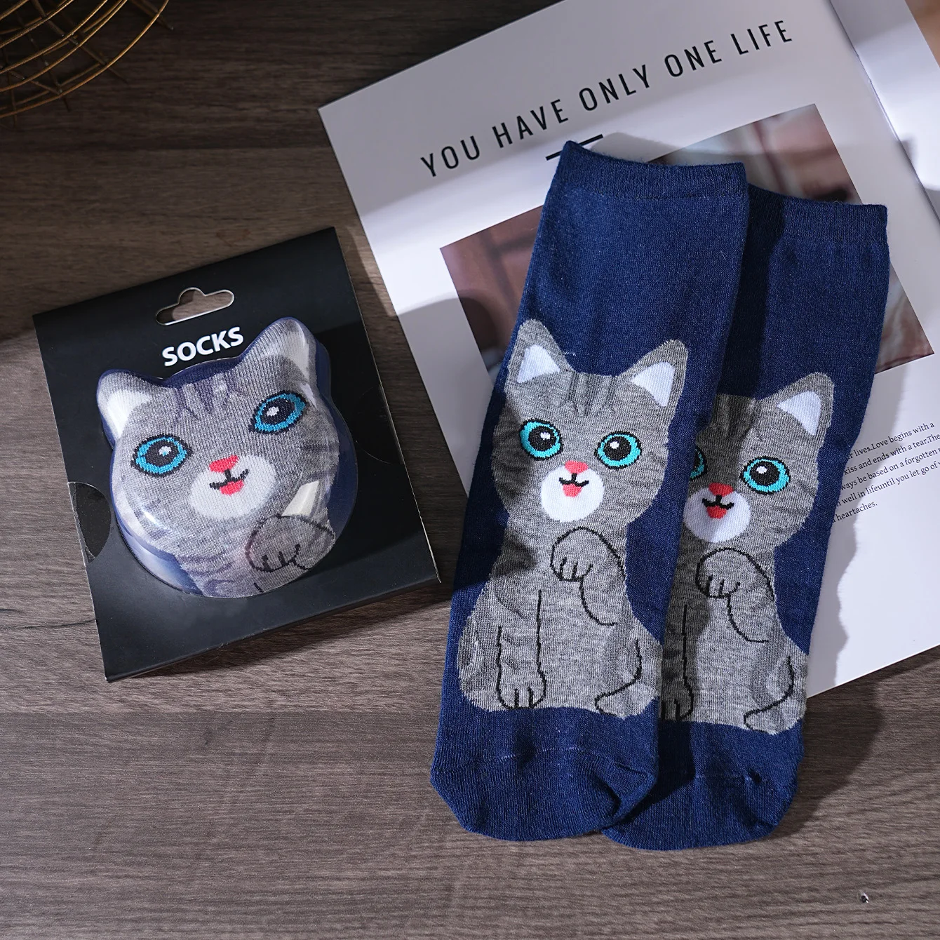 1 pair of unisex mid-calf socks with a novel and interesting animal cat design, gift box socks, creative socks, fashionable and trendy style, comfortable and breathable, suitable for parties, casual wear, Valentine's Day, Halloween, birthdays, Christmas, New Year, Thanksgiving, autumn and winter, all-season style, creative gift box