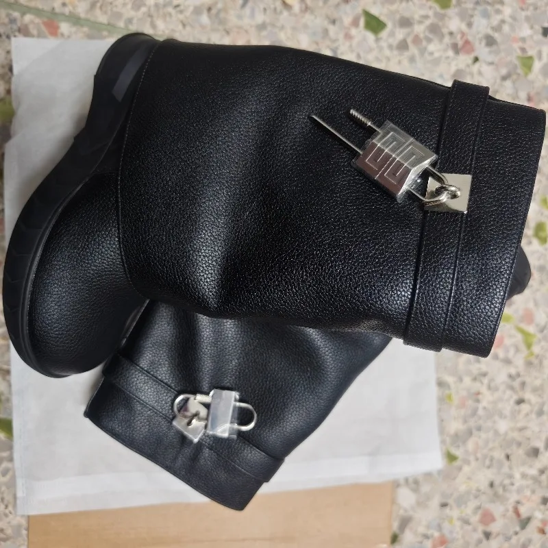 Маленькие ботинки на толстой подошве с круглым носком и замком, с металлическим декором и боковой молнией, модные сексуальные женские зимние ботинки