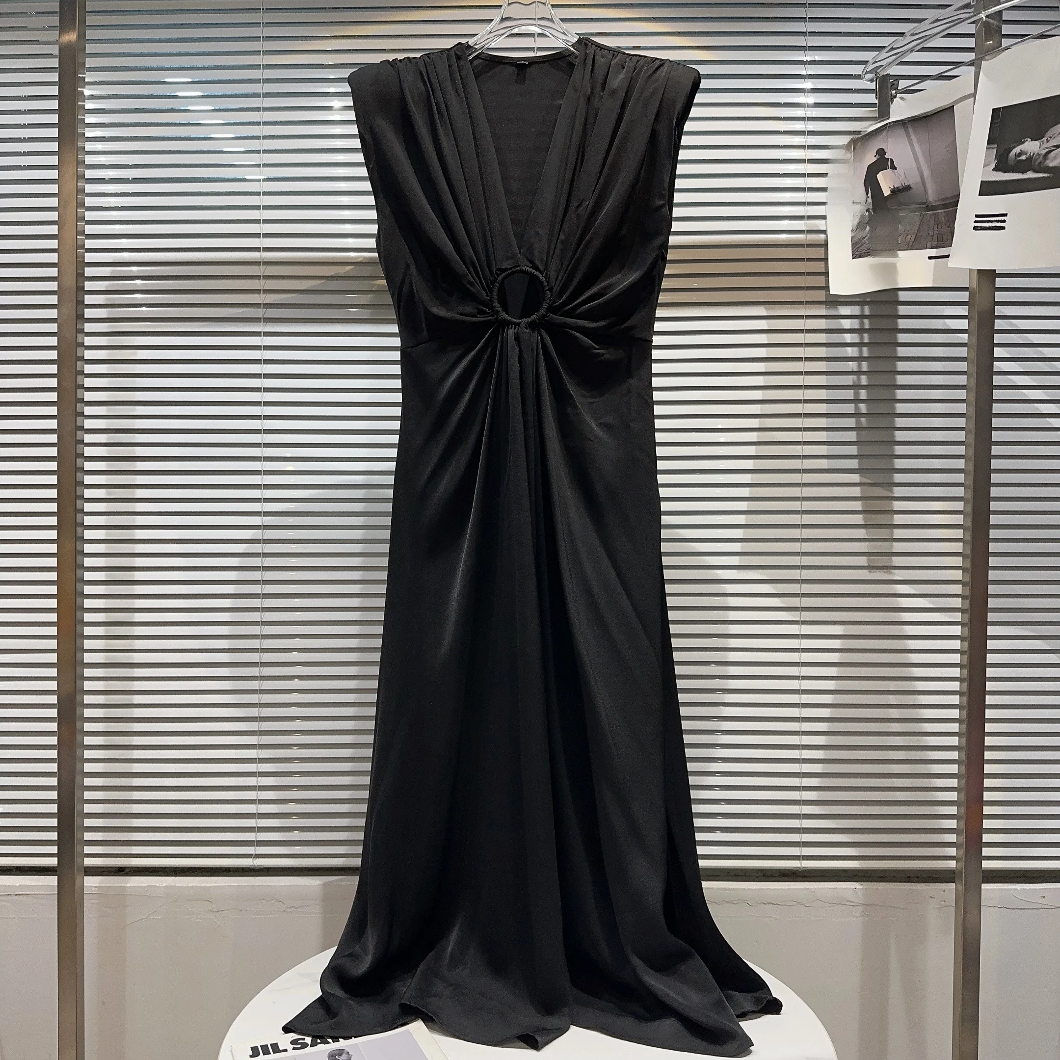 Summer 2025 New Sle Little Fraance V-ne Ring Waist Personali Lady Silk Satin Dr Ele Aosphere Long Skirt