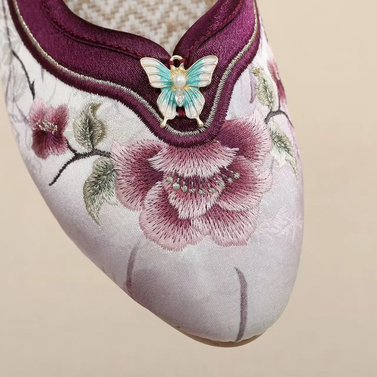 Woman Low Heel Embroidered Cheongsam Shoes Chinese Style Soft Sole Round Toe Shallow Slip On High Quality Silk Nude Shoes view 5