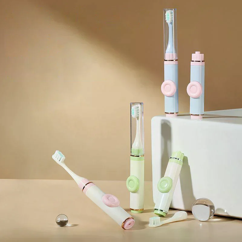 1 Buah Sikat Gigi Lipat Portabel 2-IN-1 dengan Penutup Debu Set Sikat Gigi Perjalanan Alat Pembersih Gigi Kreatif Dapat Menampung Pasta Gigi