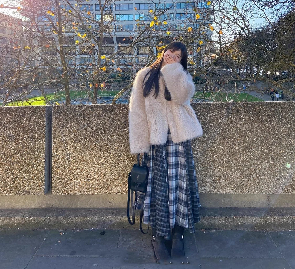 تنورة مربعات باللونين الأبيض والأسود على الطراز البريطاني 2025 تنورة جديدة عالية الخصر وتنحيف وواسعة التأرجح وتنورة MIDI متعددة الاستخدامات ورجعية