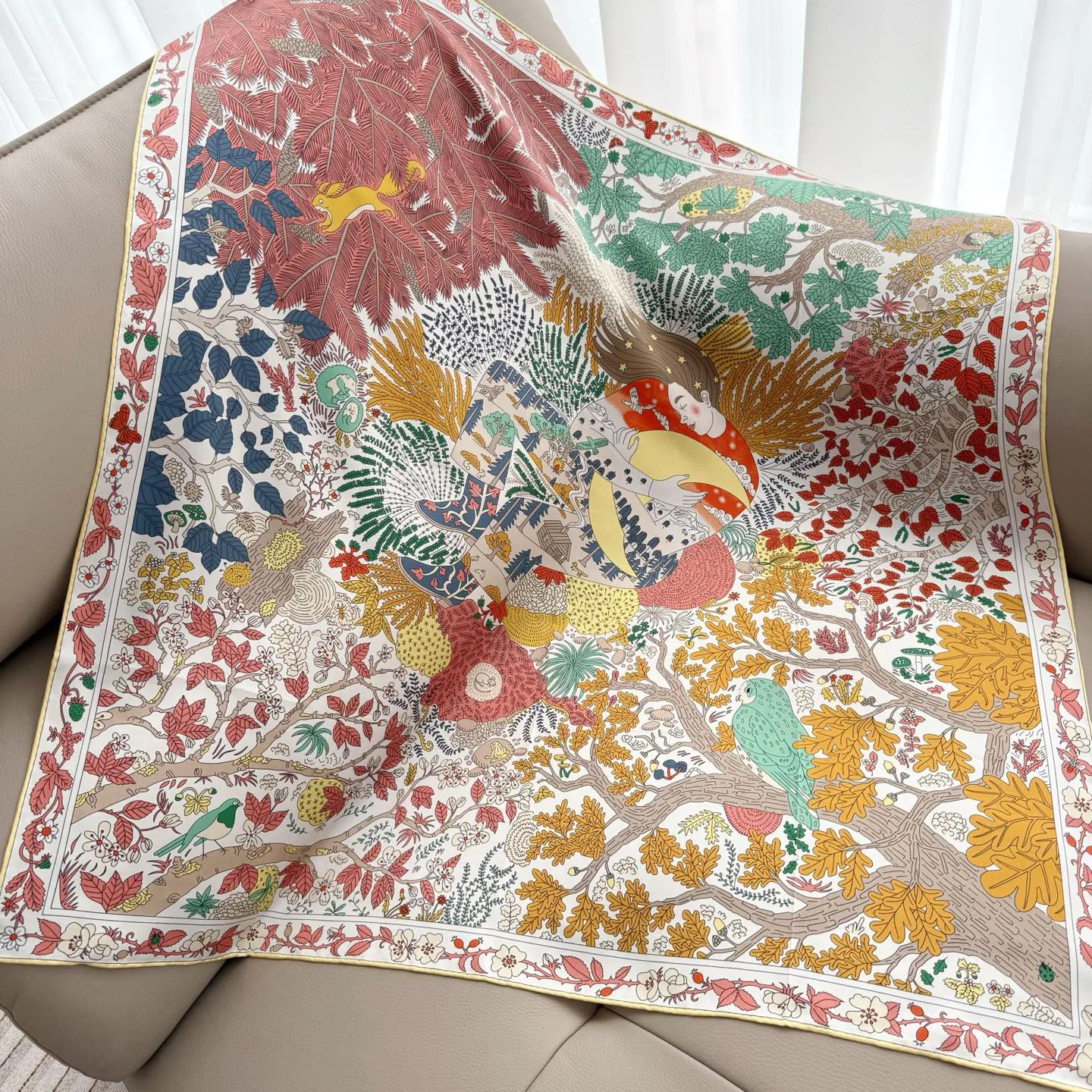 

Luxurious design floral pattern 100% silk twill silk scarf for women. Fashionable headscarf. Hand-rolled edges. 90*90cm