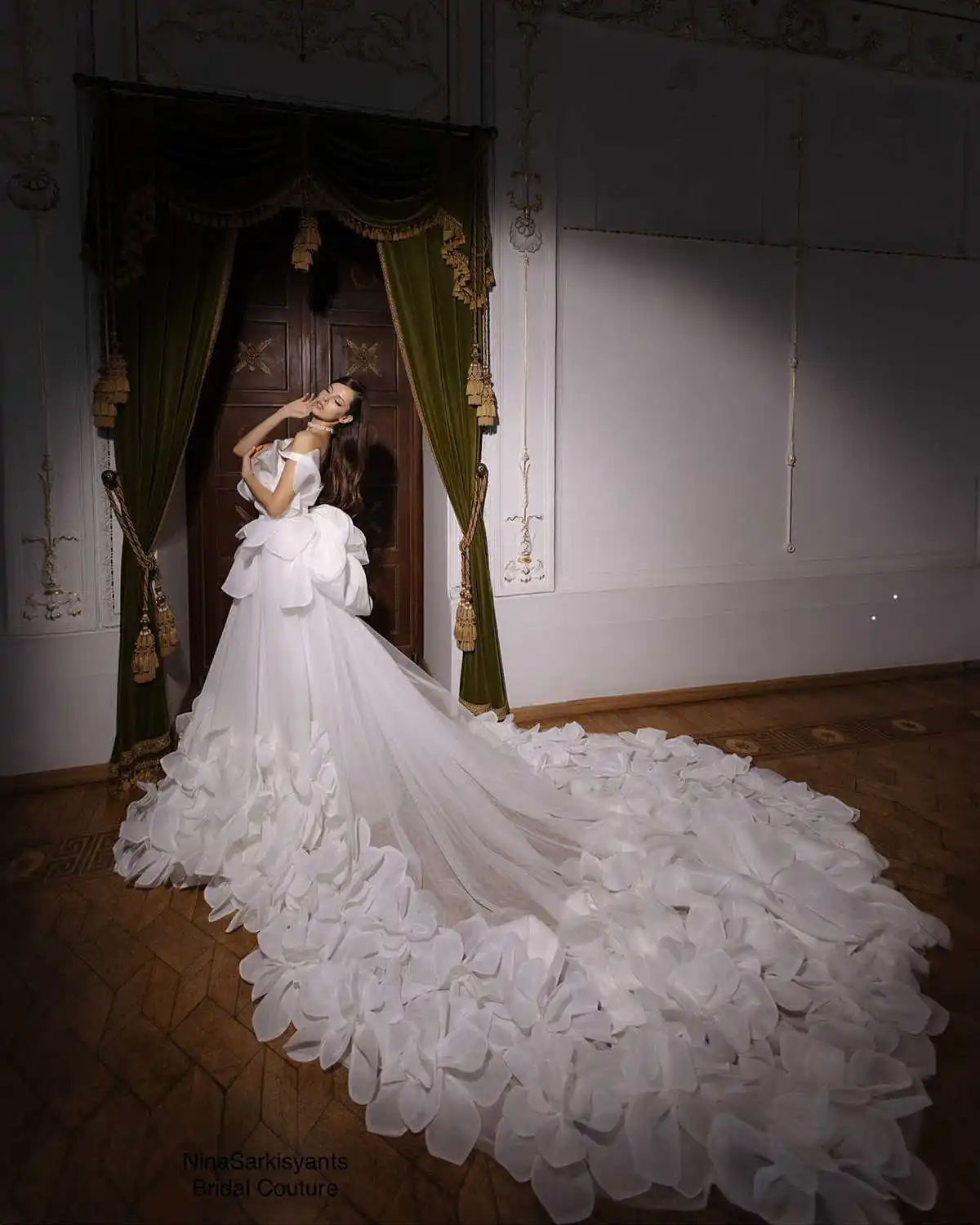 Glamorous A-line Wedding Dresses Deep V-Neck Shining Beads Sequins Lace Sweep Train Bridal Customized Classic Robe De Mariée