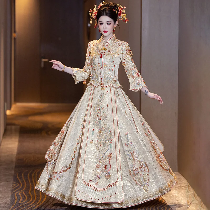 

Champagne Handmade Beaded Phoenix Pattern Qun Kwa Dress Heavy Dragon Embroidery Red Trim Bridal Wedding Costume