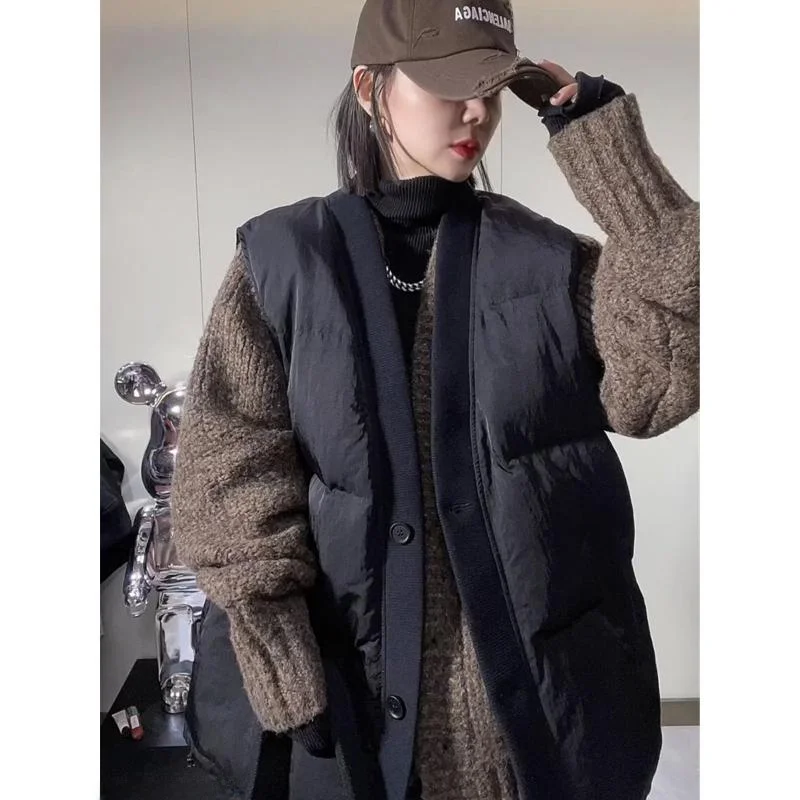 

Модный белый пуховый жилет с V-образным вырезом, свободный крой, универсальный, уличный стиль, наполнитель из полиэфирного волокна, плотность 50-55%, ультракороткая длина, на молнии.