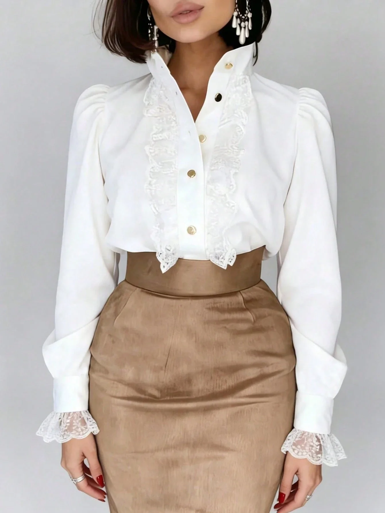 

Элегантная белая кружевная блузка с рюшами на воротнике и пышными рукавами, весенняя коллекция