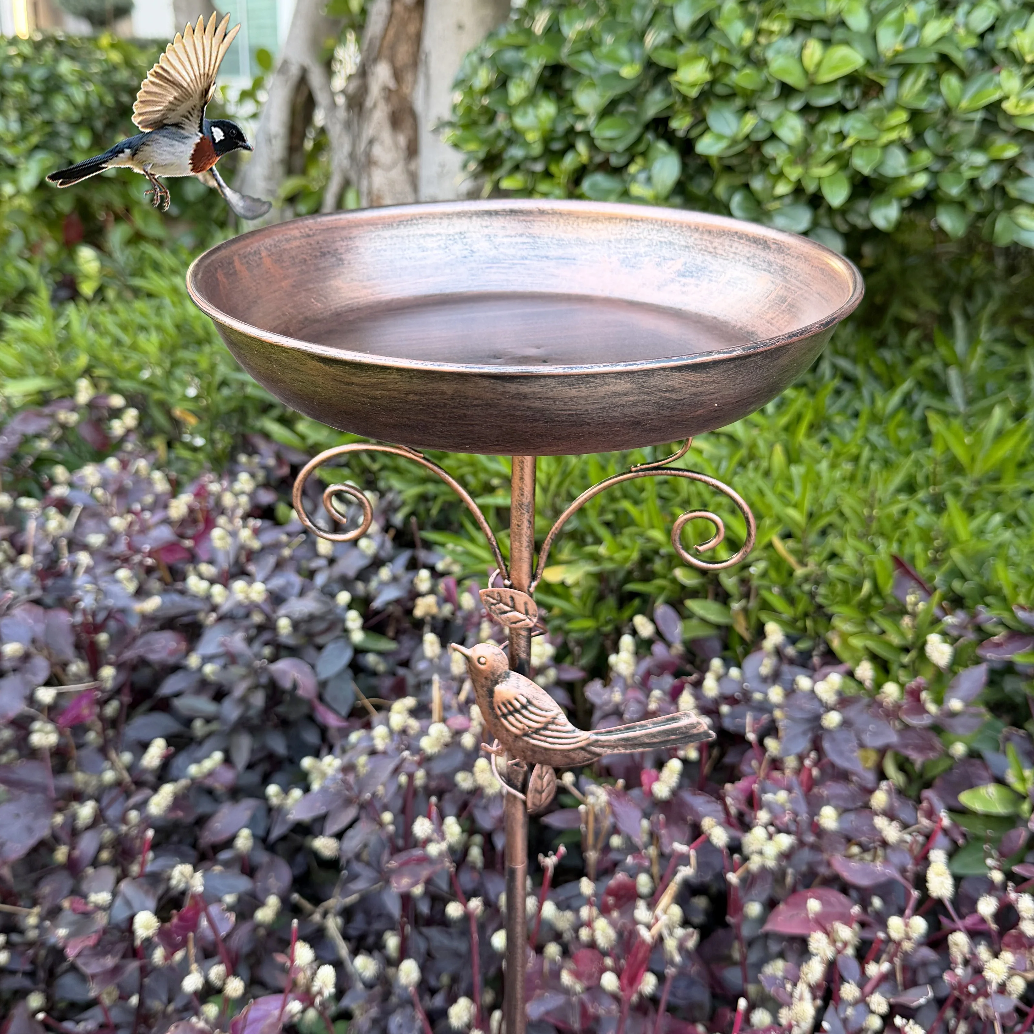 A Vintage Copper-Colored Iron Bird Bath and Feeder, Dual-Purpose, Rust-Resistant for Outdoor Use, with 5 Stable Legs, Garden and Yard Decoration, Bird Drinking and Bathing Station, Easy to Clean, Classic Garden Decoration, Rustic Outdoor Decor, Durable Handmade Product, Easter Decoration/Outdoor Bird Feeder/Basic Feeding Equipment/Outdoor Scene Decoration