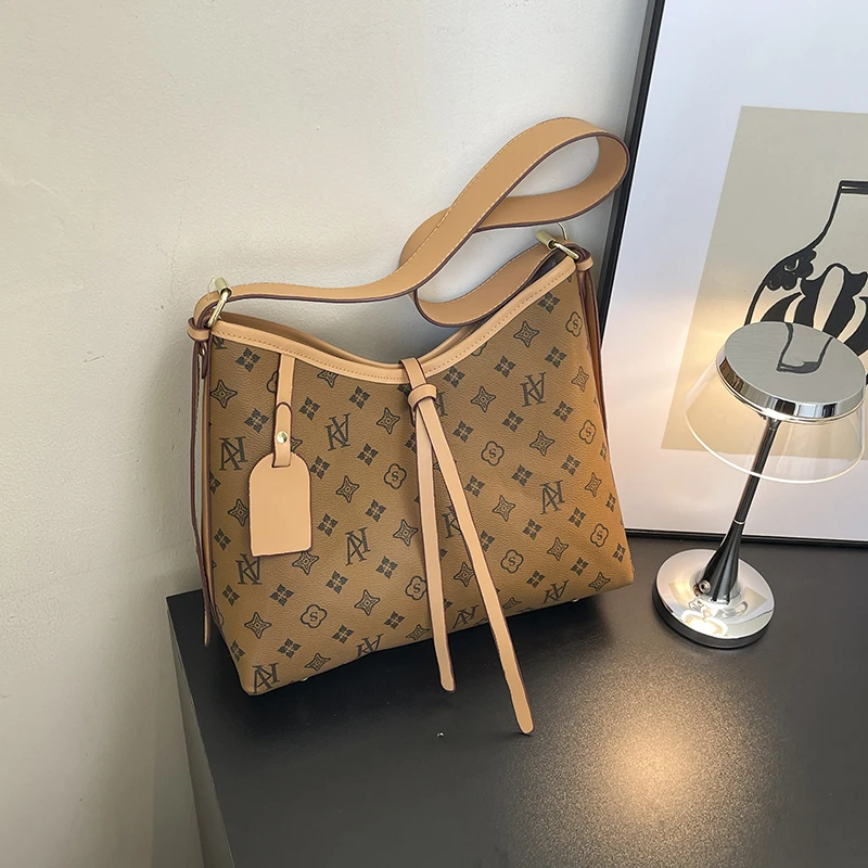 

Trendy Fashion Messenger Bag With Solid Color Business Leisure Style Elegant Touch And Large Capacity