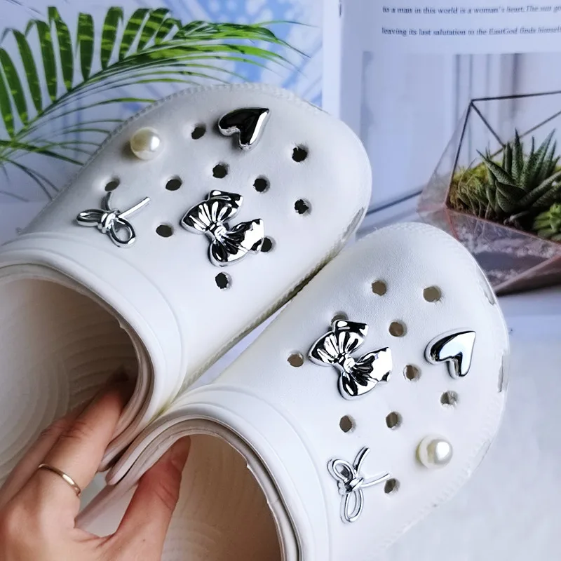 Gran oferta, moda, lazo galvanizado de plata, lazo de amor, dijes de corazón, hebilla de zapato DIY, zuecos picantes desmontables para niña, accesorios para sandalias