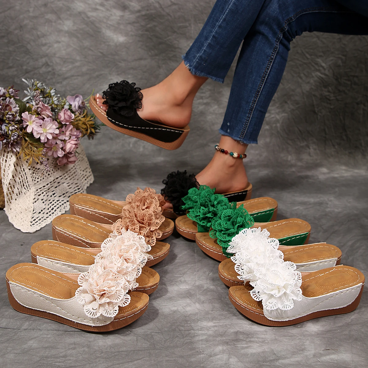 

Женские шлепанцы-сандалии на танкетке, легкие летние сандалии 2025, новинка, модные женские туфли без застежек, шлепанцы на платформе с цветочным узором, женские сабо