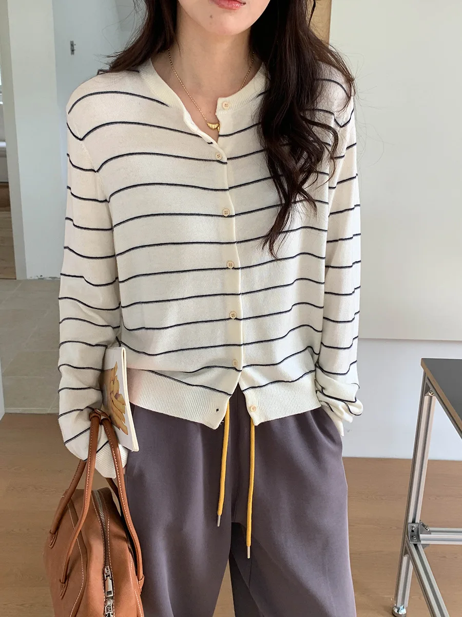 

Early autumn new fashionable and intelligent contrasting striped temperament knitted cardigan