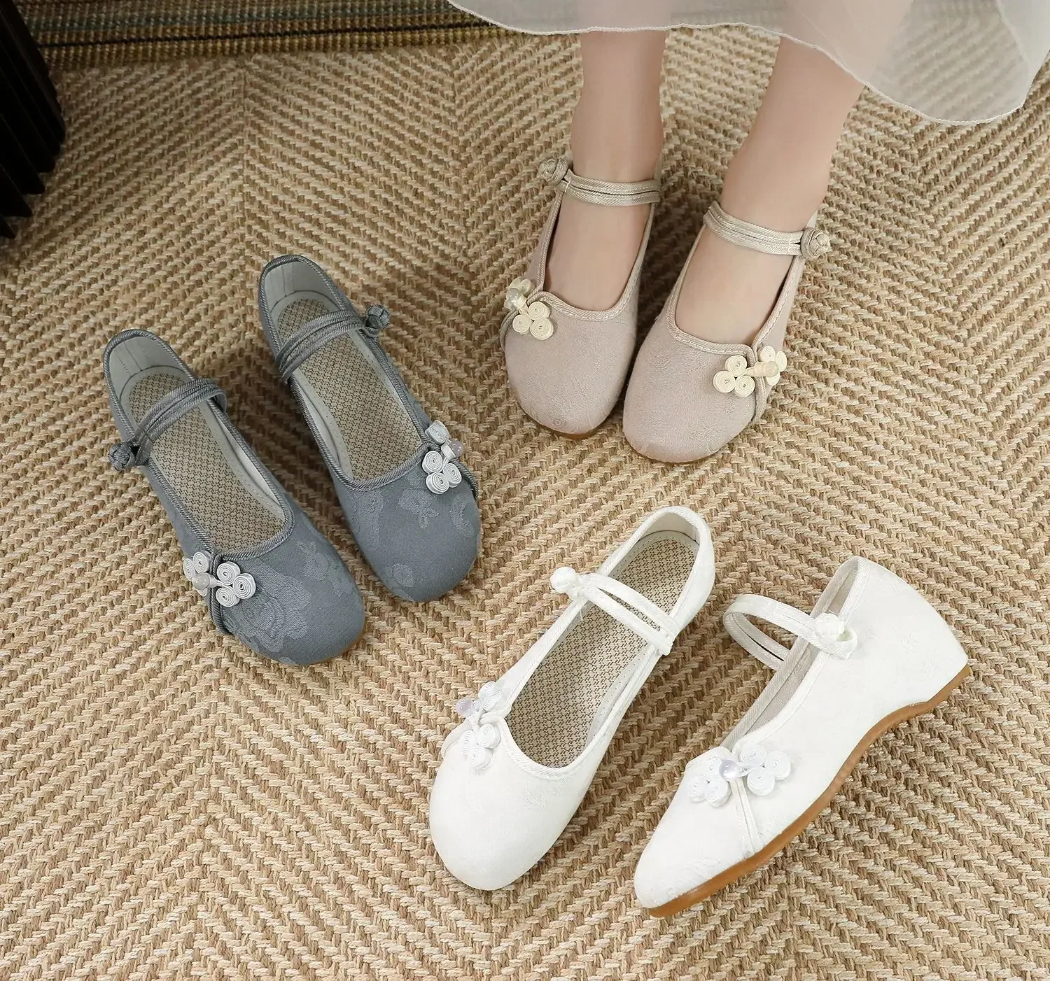 Zapatos de traje Han para mujer, primavera y verano, zapatos de tela antiguos de Beijing, tacón inclinado, tacón bajo bordado, zapatos étnicos de artista de té