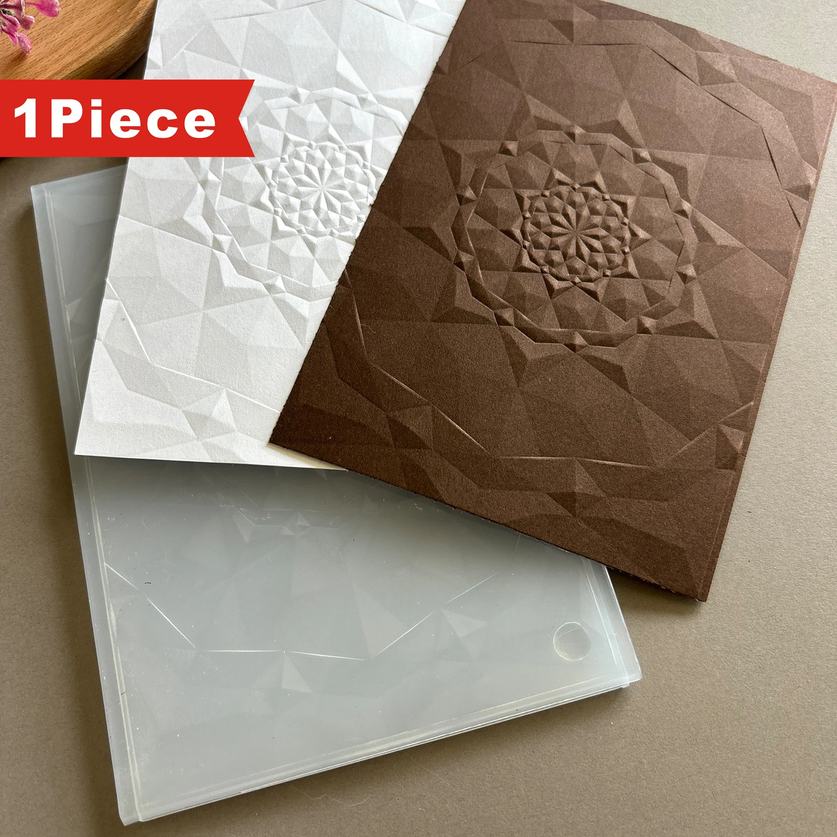 Diseña una carpeta en relieve 3D con un fuerte sentido del arte: estampados geométricos sobre papel y plástico, plástico duradero, blanco, festivo