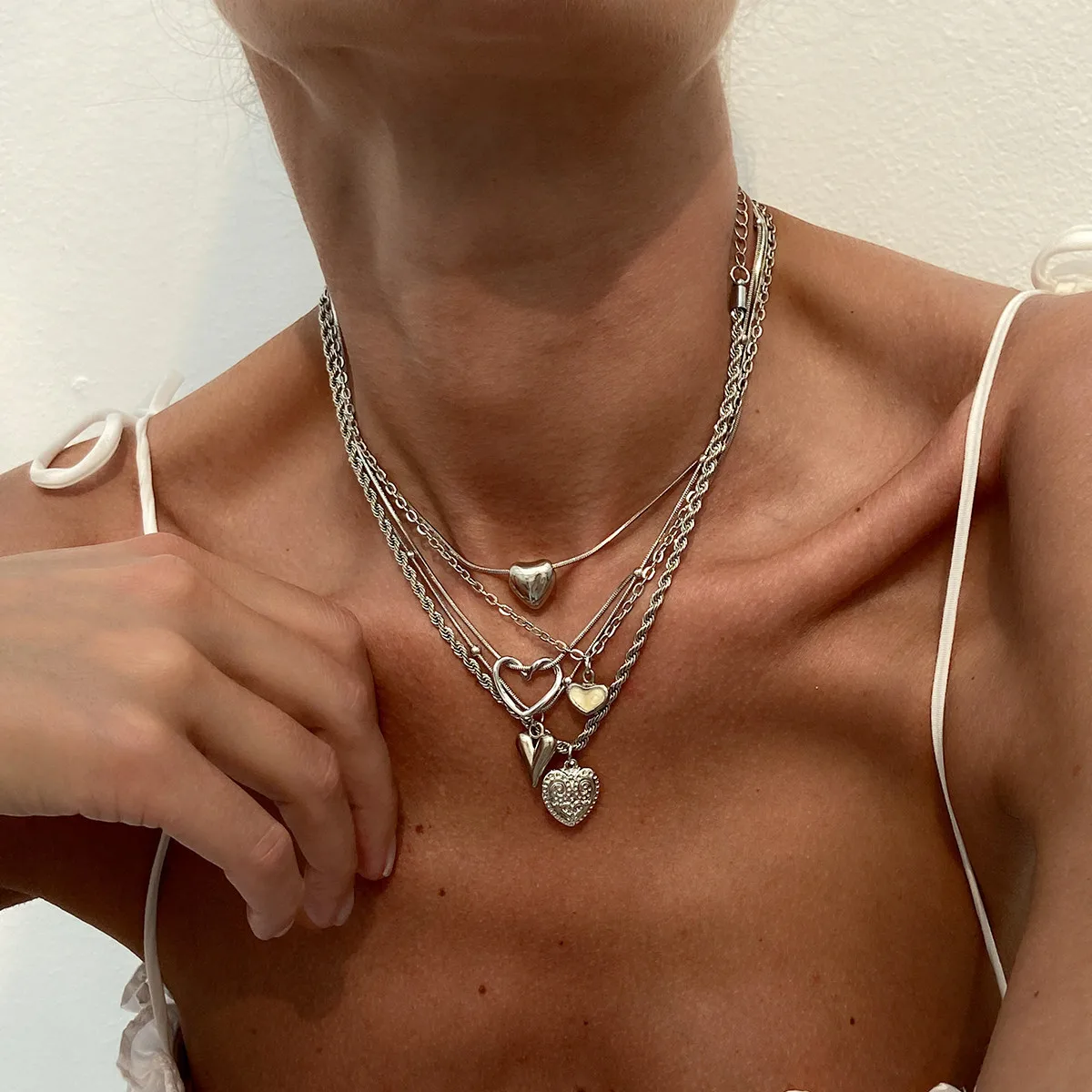 Sweet and cool love necklace clavicle chain design sense metal twist chain stacked necklace decoration for women