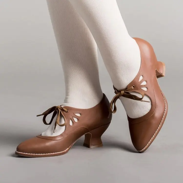 Damen Vintage Schnürschuhe mit niedrigem Absatz, viktorianische Hochzeitsschuhe, Renaissance-Kostümschuhe, Schmetterlingsflügel-Spitzenschuhe – Detail 13