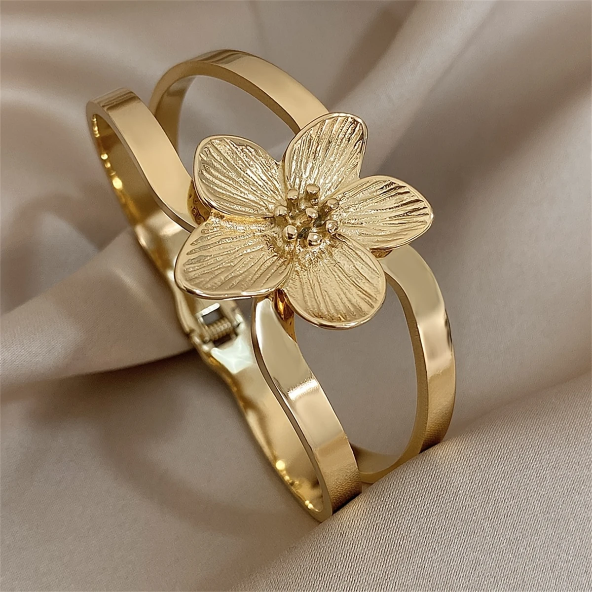 Gmai Zierliches Blumen-Armband aus glänzendem PVD-beschichtetem Edelstahl für Damen, wasserdicht, goldfarben, Blumenmuster, Schmuckgeschenk – Detail 3