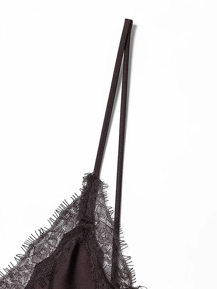 Sukienka damska na wiosnę i jesień, dekolt w serek, bez rękawów, odkryte plecy, koronkowe wstawki, satynowa tekstura, długi fason, zapięcie na zamek z tyłu, wiązana na szyi, seksowna odzież damska.