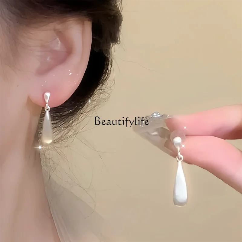 

Silver water droplets light luxury temperament cold wind versatile earrings advanced sense