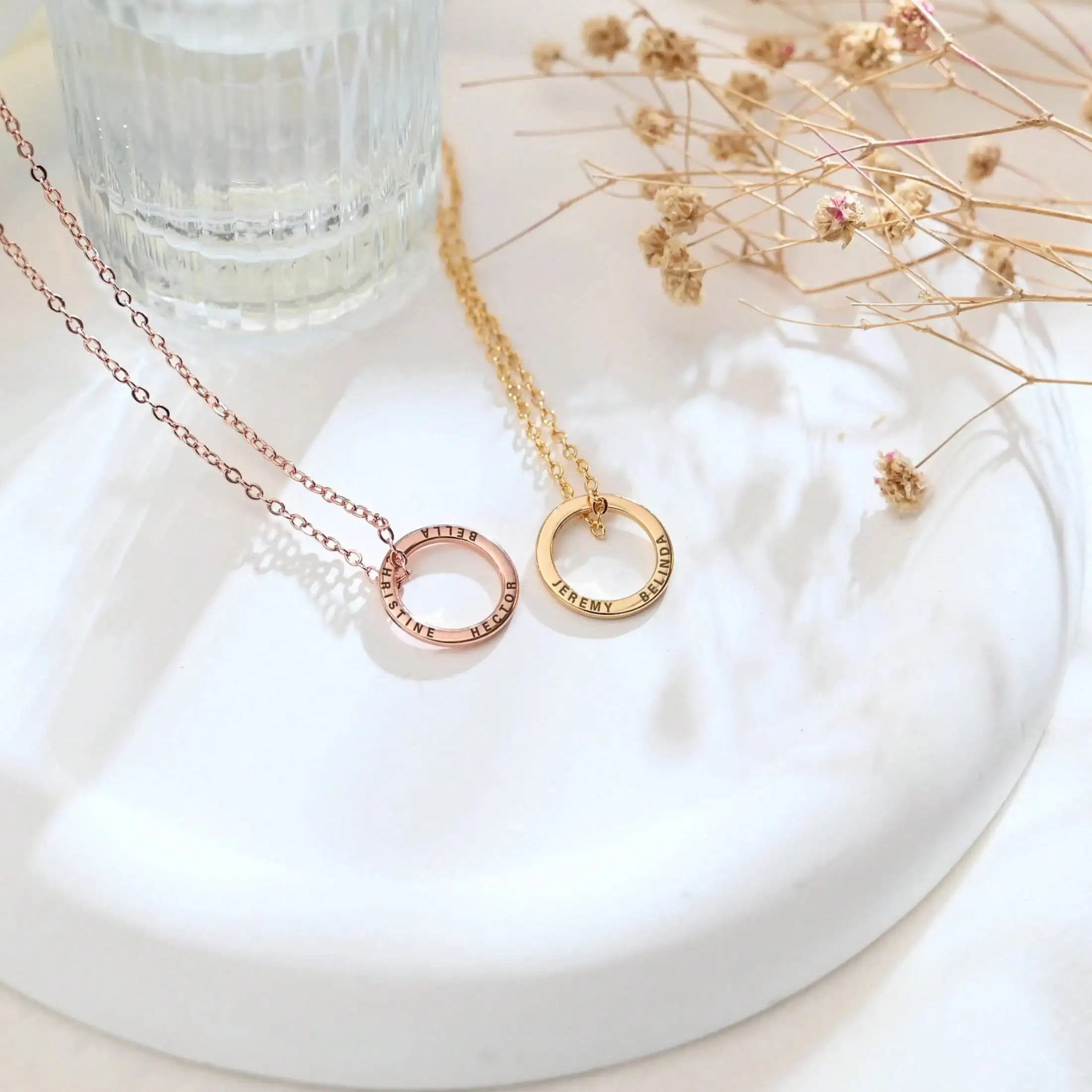 Naszyjnik z okrągłą zawieszką z grawerem imion, 25 mm, personalizowany prezent z imionami rodziny lub par na Walentynki