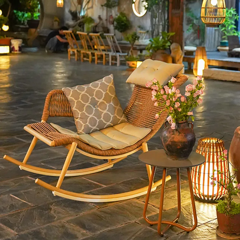 كرسي هزاز من خشب الصندل بأوراق حمراء للبالغين وشرفة منزلية للترفيه من الخيزران كرسي هزاز للاستخدام الخارجي