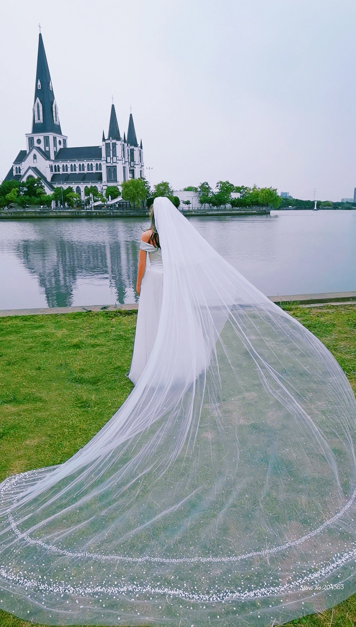 

Romantic Two-Layer Church Wedding Veil with Pearls and Crystals 4 Meters Long Bridal Veils with Metal Comb MM