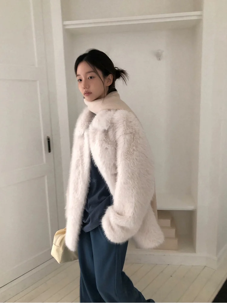เสื้อโค้ทขนสัตว์ผู้หญิงแบบหลวม ขนฟู แต่งหนังและขนสัตว์ที่ปกเสื้อ นุ่มสบาย แฟชั่นฤดูหนาว เรียบง่าย สไตล์ยาว