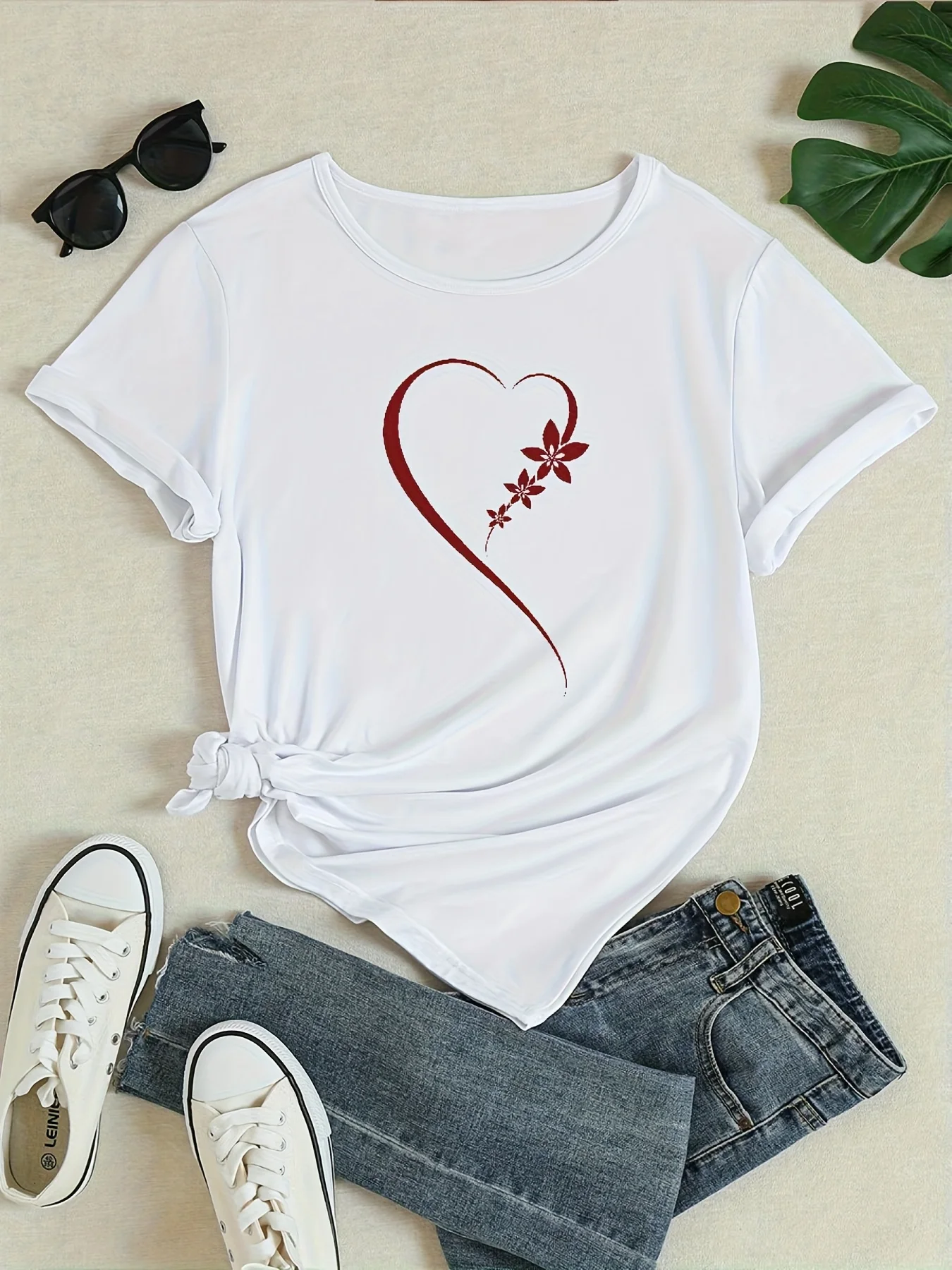 Camiseta feminina casual de manga curta elegante coração estampa floral respirável gola redonda branca com detalhes vermelhos roupas estéticas
