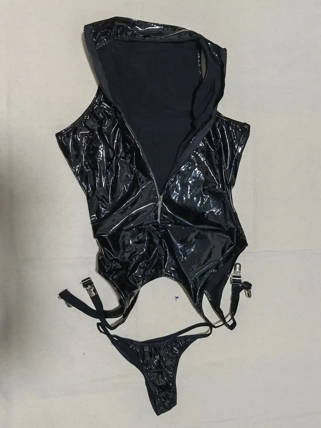 Damen Cosplay Dienstmädchen-Bodysuit Wet-Look PVC-Outfit Glänzender PU-Leder Schrittoffener Bodysuit Strumpfhose Body Strumpfhalter Strümpfe Leotard